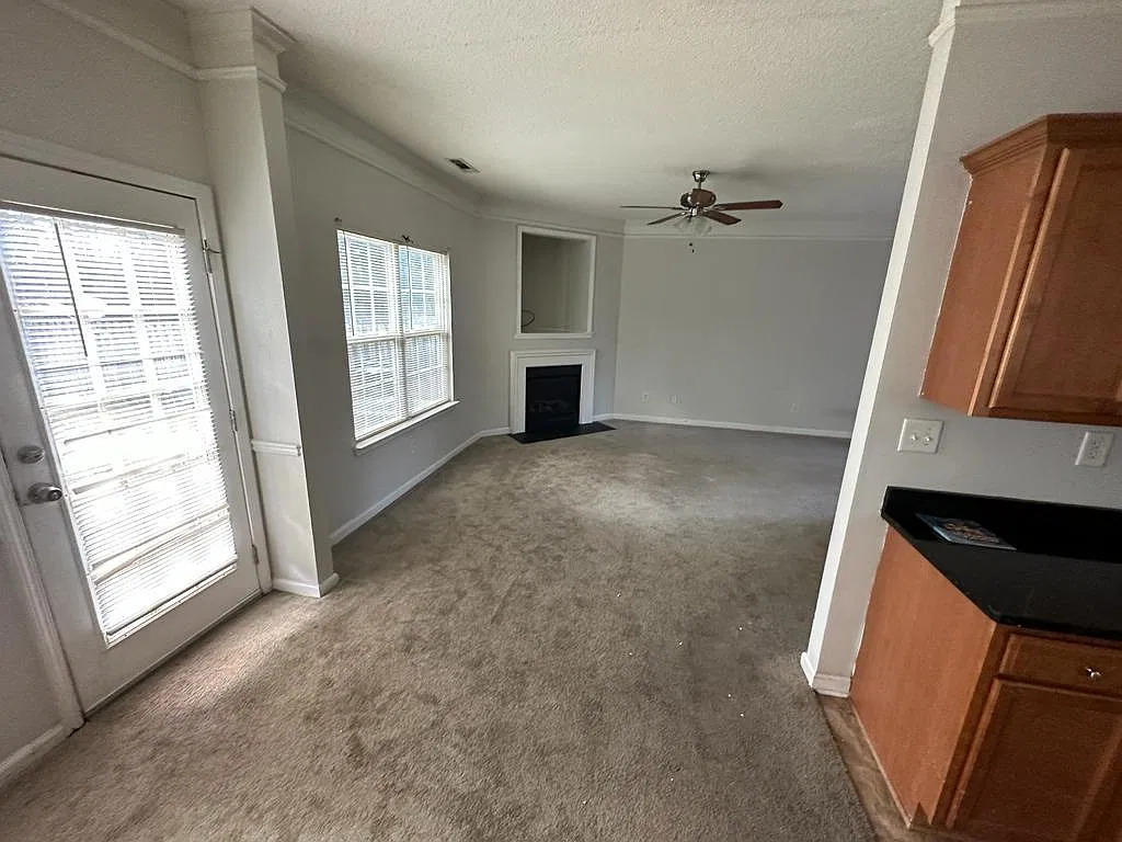 564 Hansen Dr — Photo 2