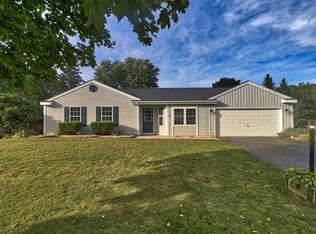 900 Portsmouth Dr, Island Lake, IL 60042