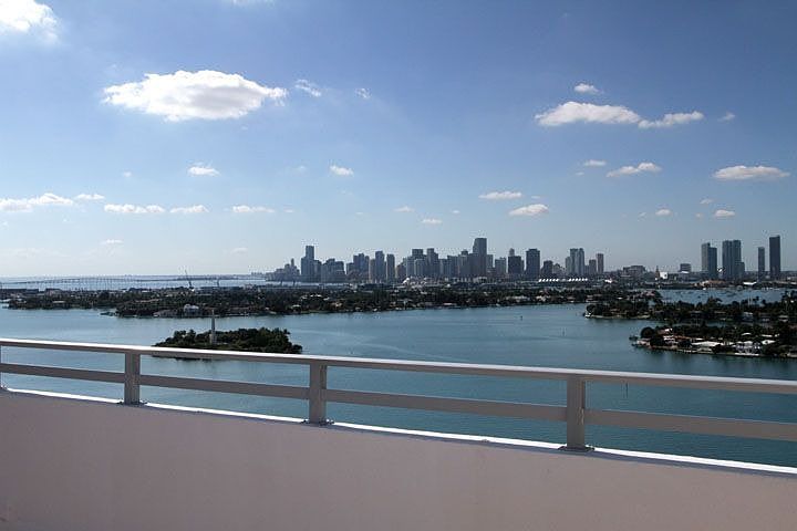 ONLY bldg with Rooftop Sundeck on Belle Isle