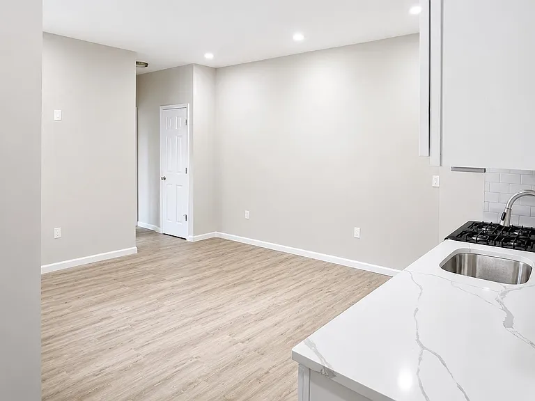 160 Vroom St #53 — Photo 7