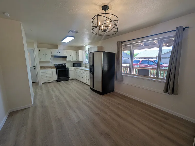 139 E Springdale Dr — Photo 9
