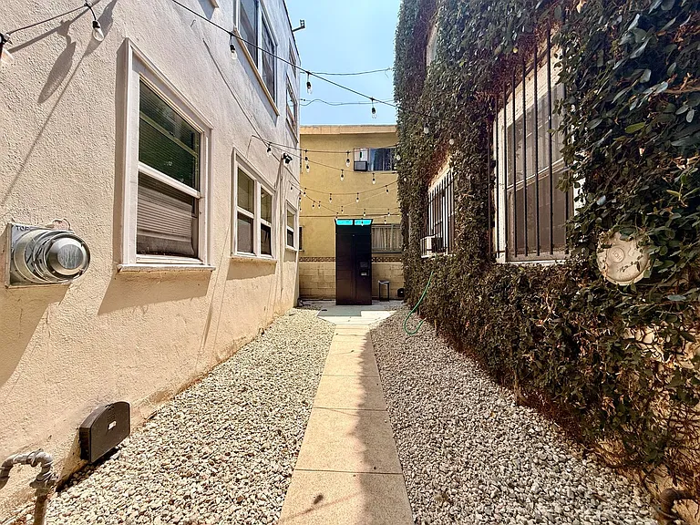 932 S Berendo St — Photo 23