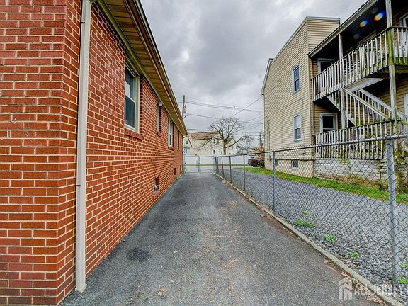 5th image of 157 Cooper Ave