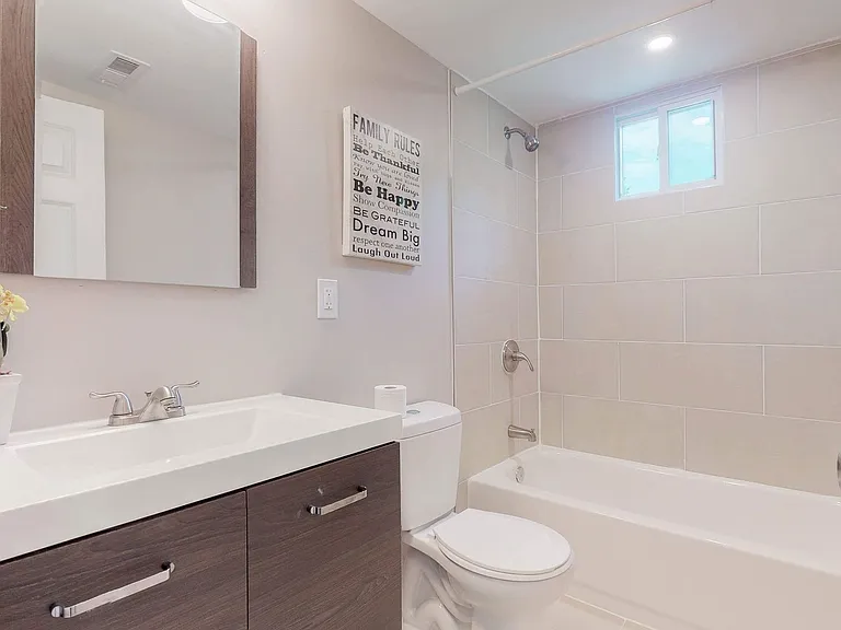1403 Wentworth Ave — Photo 9