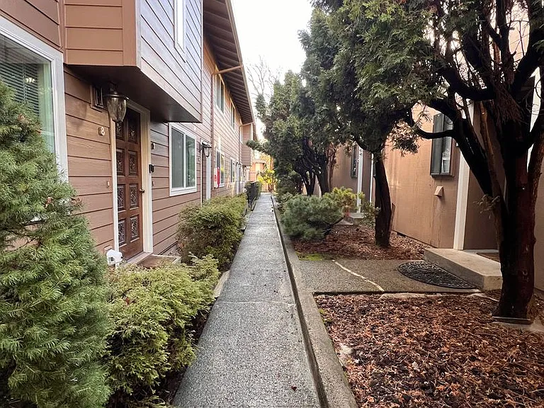 607 R St — Photo 3