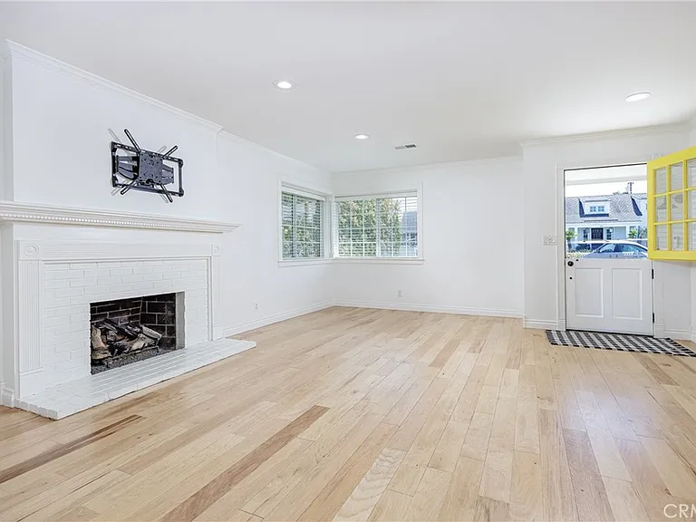 408 Flower St — Photo 6