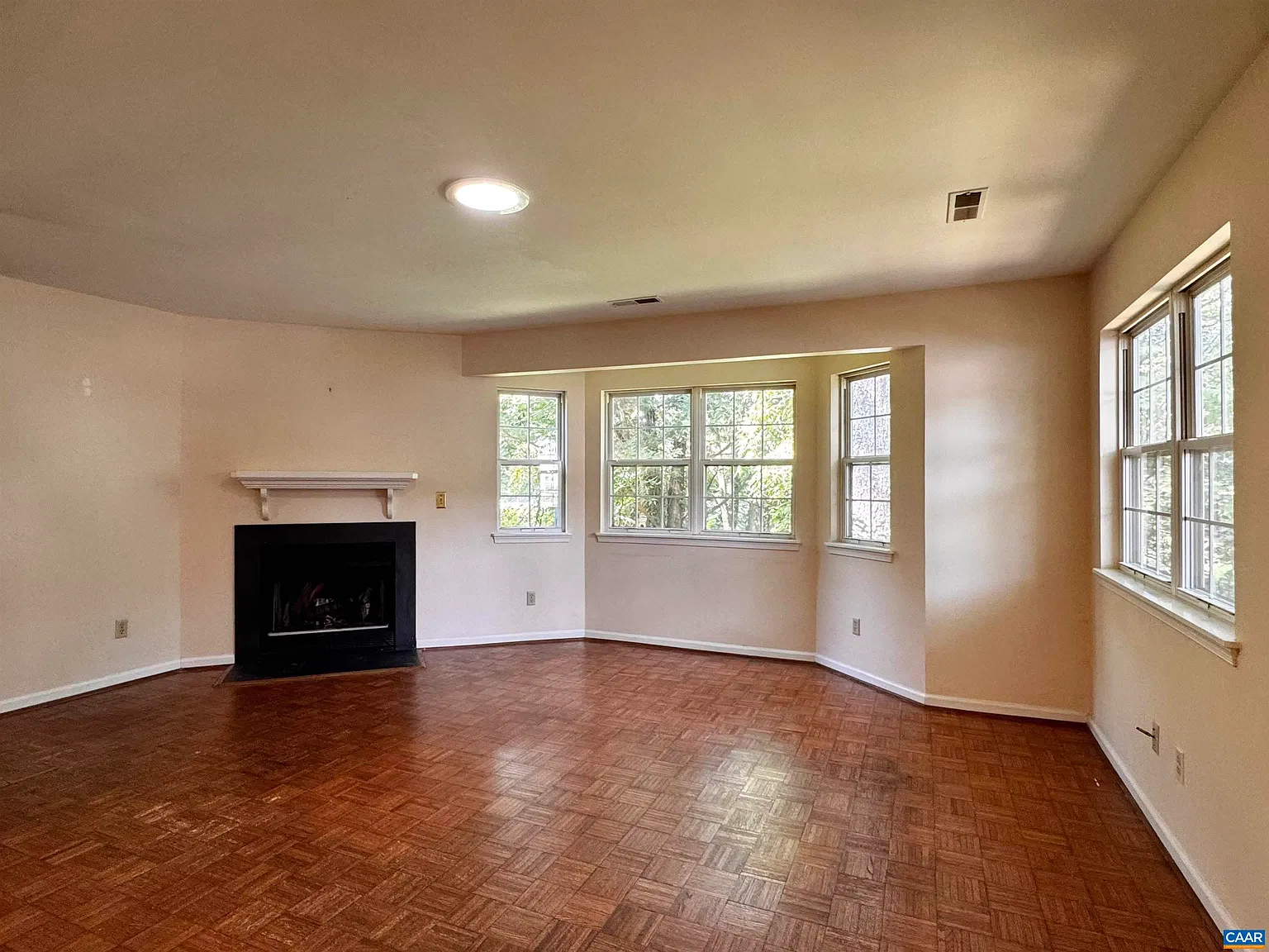 2 bed, 1.0 bath, 983 sqft, $1,825 — Photo 2