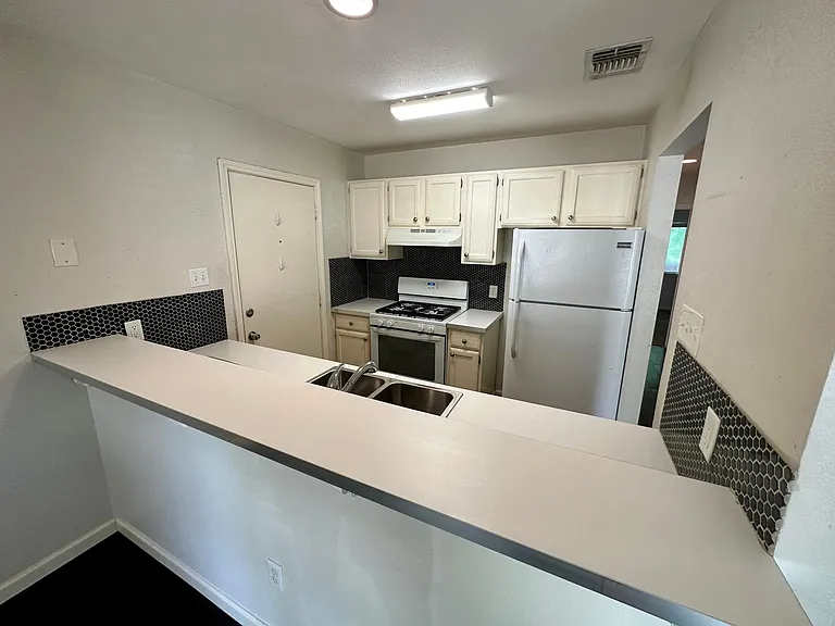 1429 Hyridge Cir — Photo 5