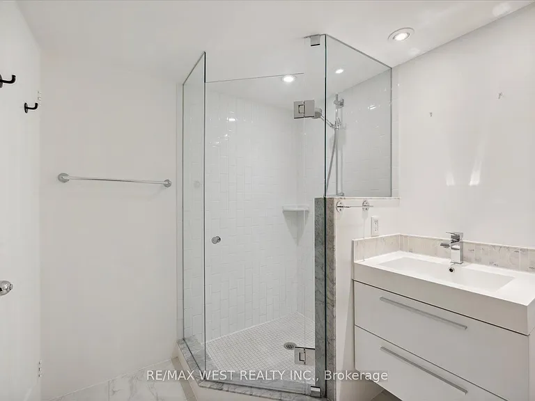 225 Davenport Rd #503 — Photo 15