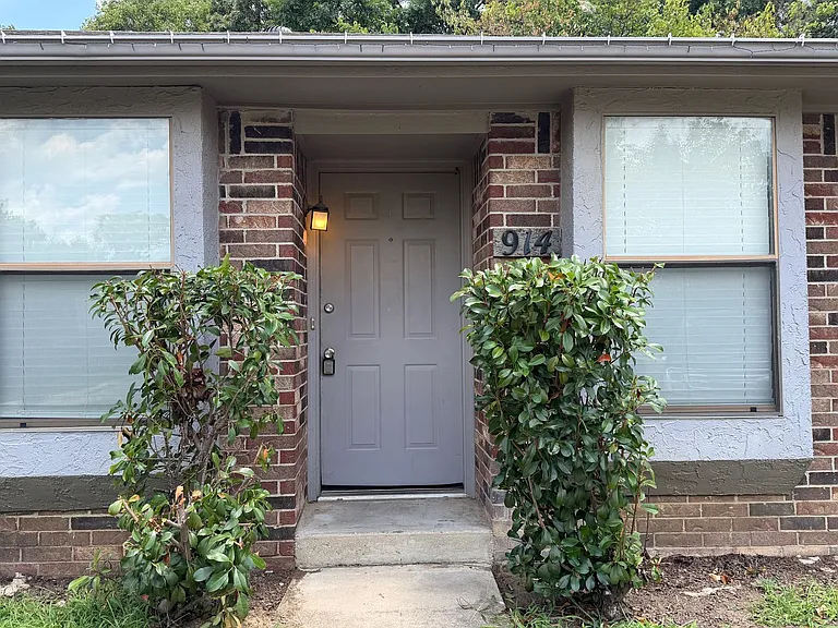 824-930 Railhead Dr — Photo 1