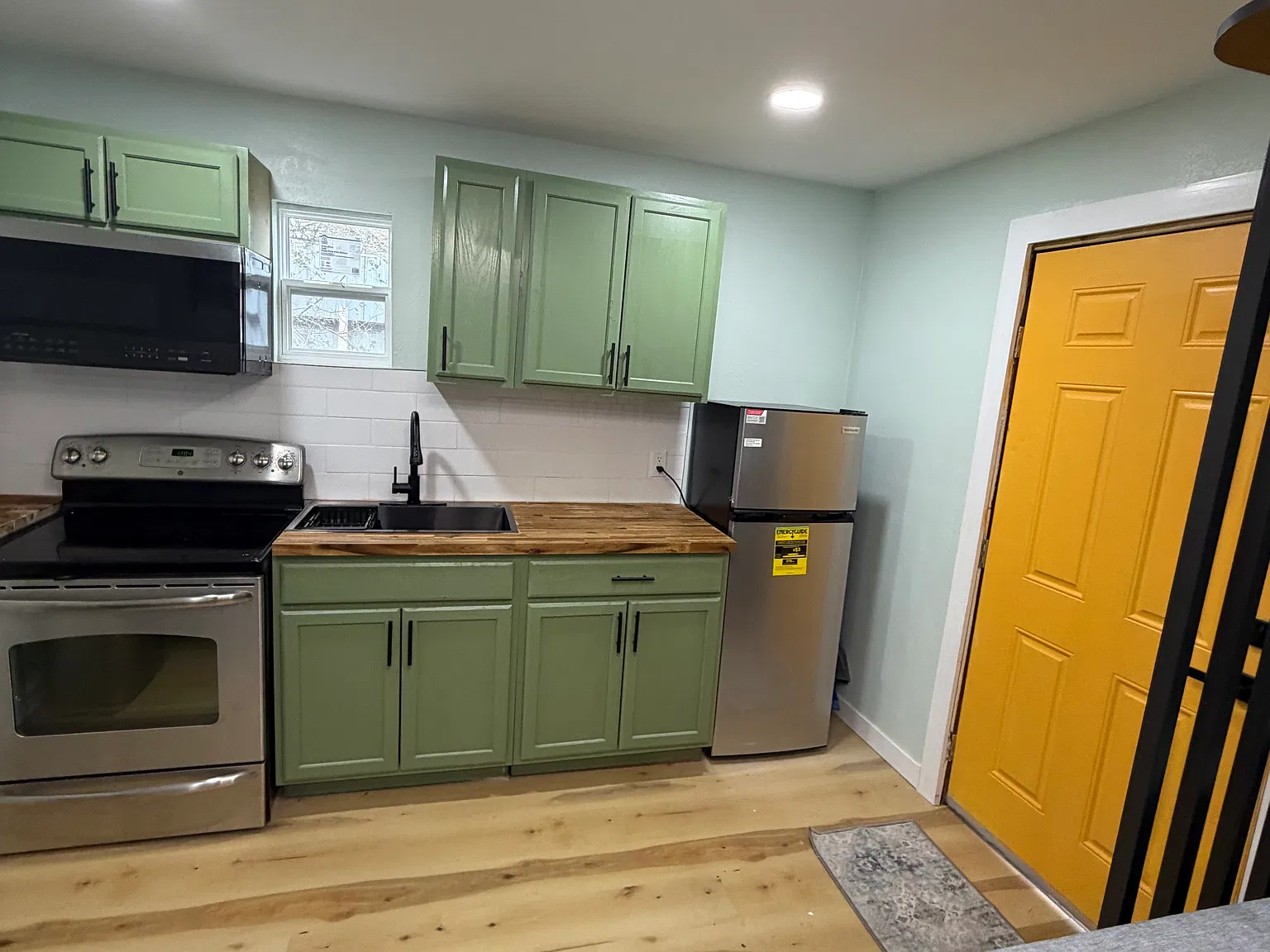 Studio, $899 — Photo 4