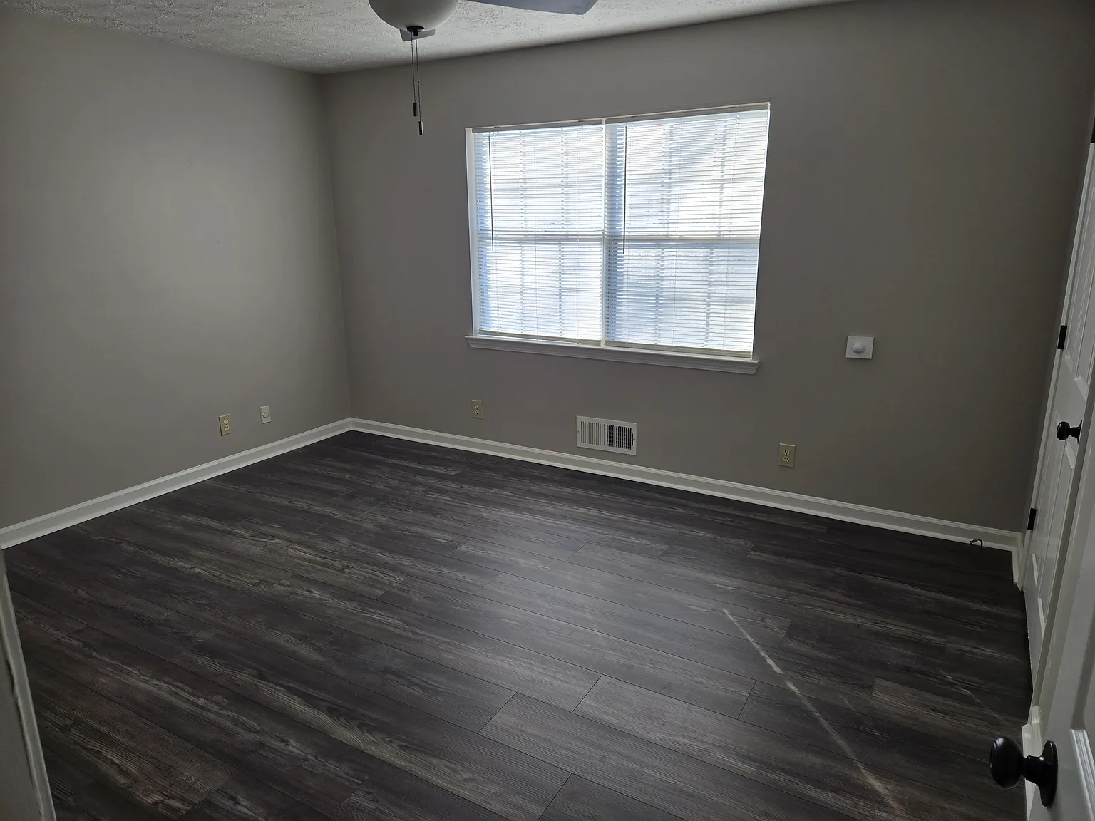 2 bed, 910 sqft, $1,300 — Photo 2