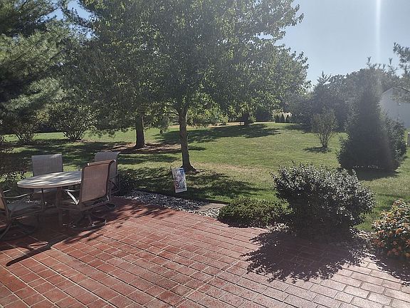 Large lot goes to park bench