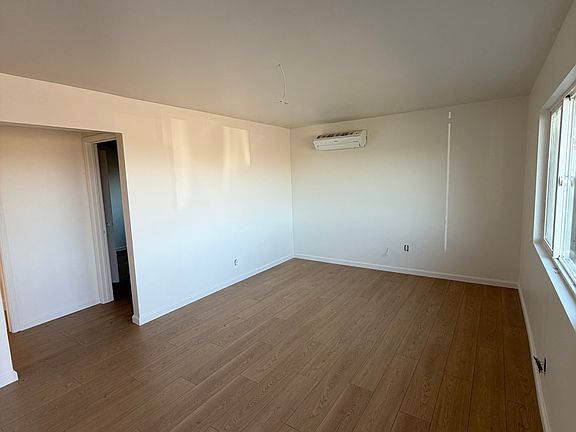 4th image of 966 Myrna Ave #4