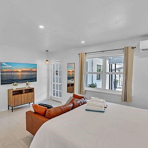 2nd image of 1941 Washington St #6