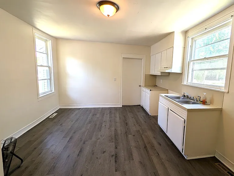 370 Monroe Ave — Photo 6