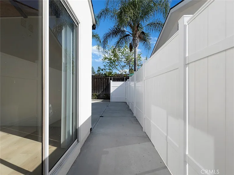 2108 N Pass Ave — Photo 22