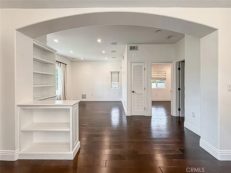 5960 Balcom Ave — Photo 9