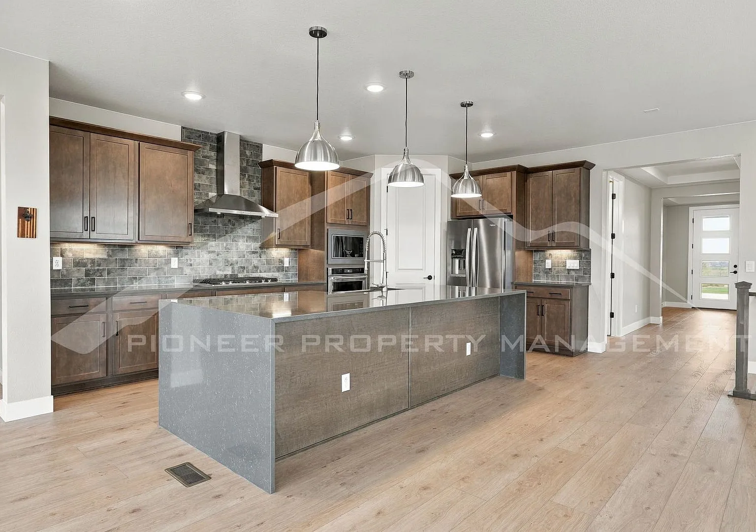 Spacious Home with Washer/Dryer and 3 Car Garage — Photo 3