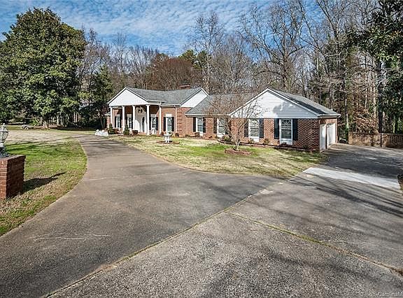 2nd image of 439 Courtney Ln