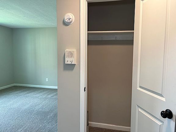 Entrance/coat closet 