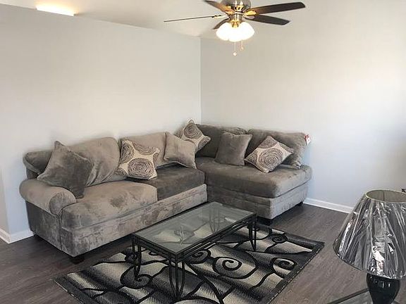 3rd image of 907 Countrywood Dr