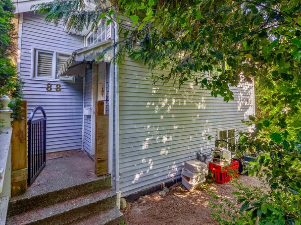 88 Fell Ave, Burnaby, BC V5B 3Y2