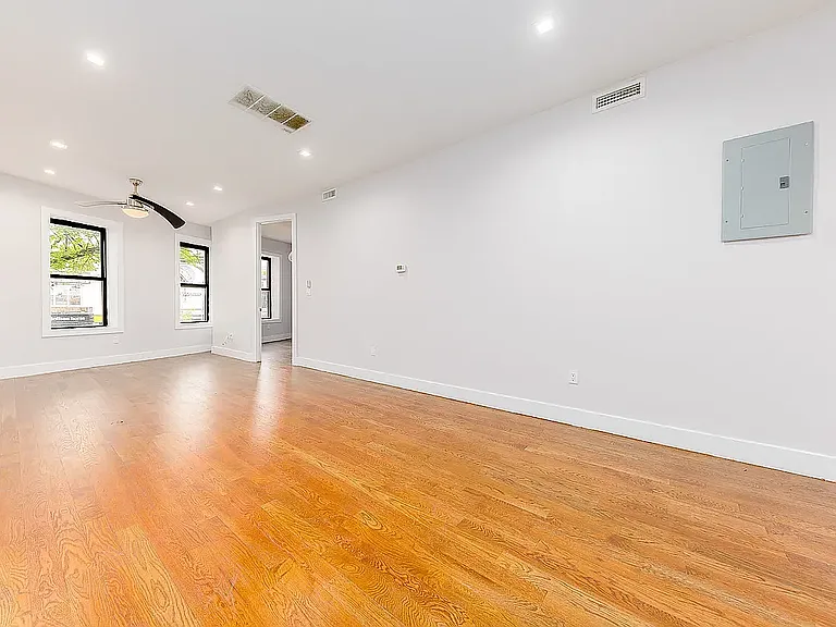 1212 Kings Hwy #2 — Photo 2
