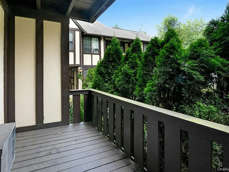 8 Foxwood Dr #4 — Photo 3