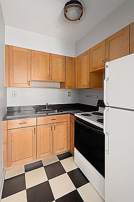 4th image of 133 W 94th St