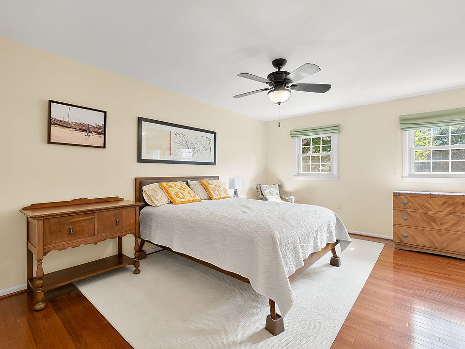 Large primary bedroom.
