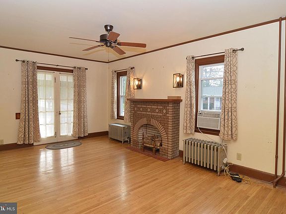 3rd image of 301 E Washington St