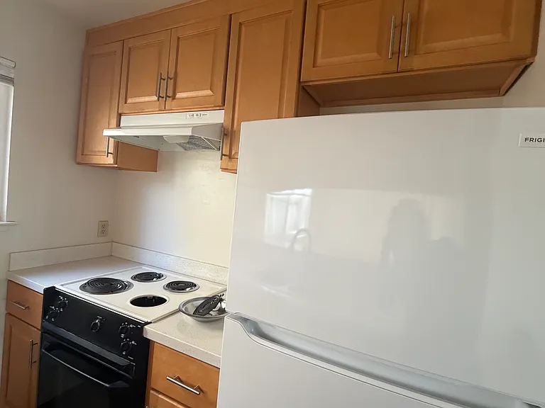 370 Clay St — Photo 8