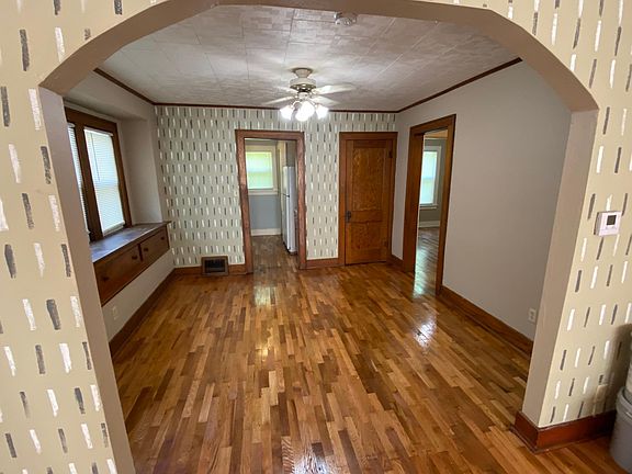3rd image of 631 N Foster Ave