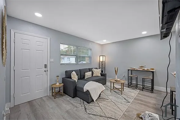 4313 W Woodlawn Ave #B — Photo 6