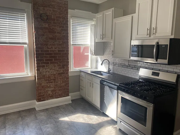 401 W 9th St #4 — Photo 16