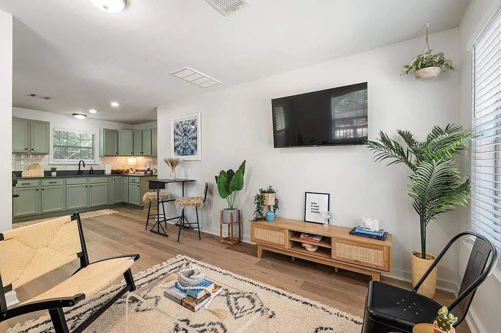 1 bed, 1.0 bath, 650 sqft, $2,250 — Photo 2