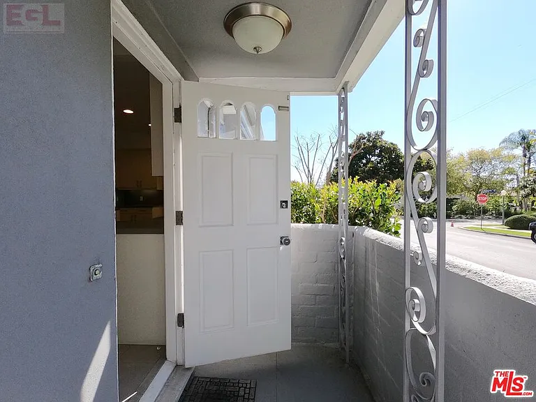 10749 Wellworth Ave — Photo 5