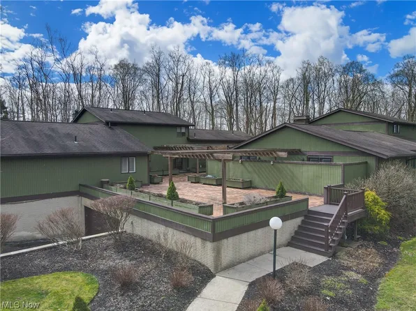 17658 Walnut Trl, Chagrin Falls, OH 44023