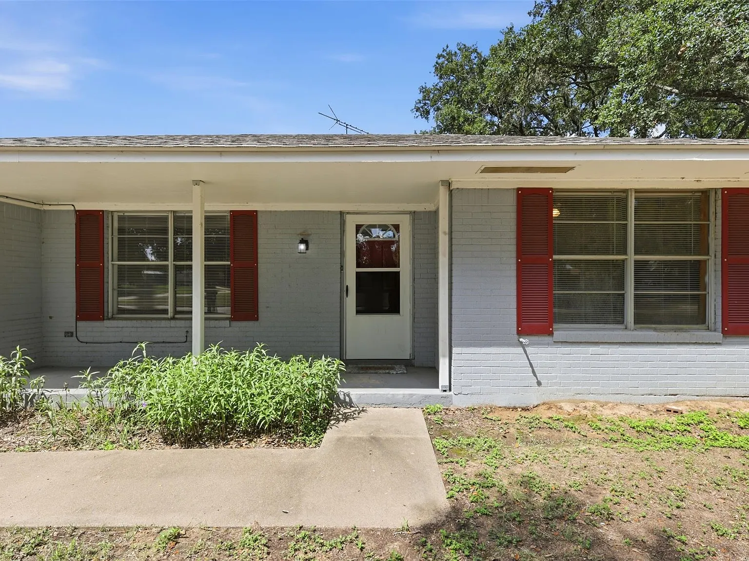 3 bed, 1.0 bath, 1245 sqft, $1,650 — Photo 2