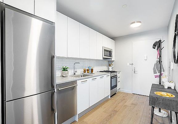 5th image of 751 E 6th St APT 5E
