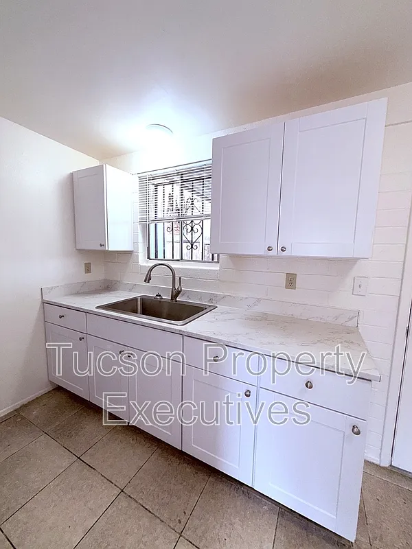 2 bed, 1.0 bath, 700 sqft, $1,100 — Photo 2