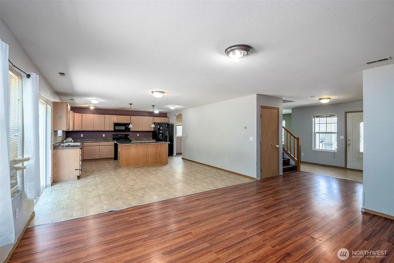 6 bed, 2.5 bath, 3236 sqft, $3,800 — Photo 4