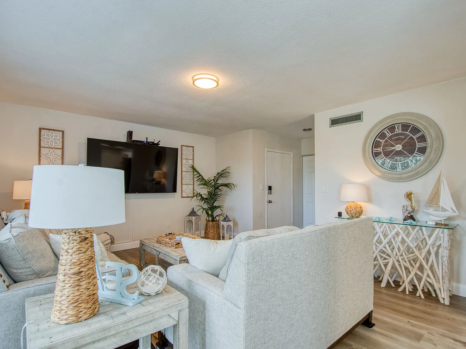 2 bed, 920 sqft, $1,600 — Photo 4