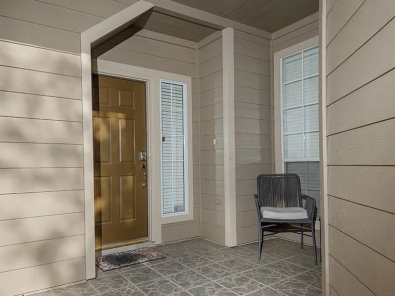 174 N Valley Oaks Cir — Photo 2