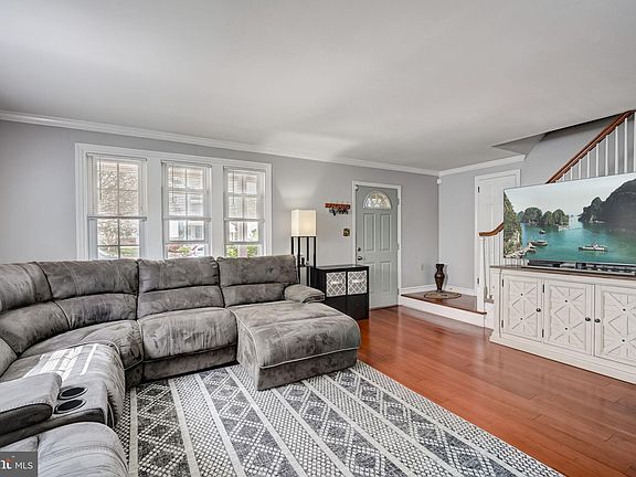 5th image of 262 W Essex Ave