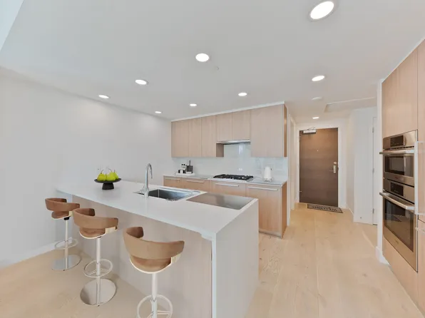 2780 Valley Centre Ave #504, North Vancouver, BC V7J 0C4