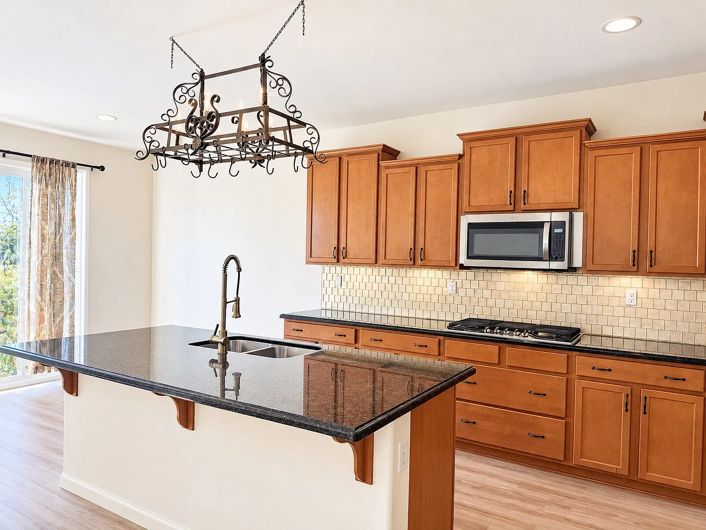 5 bed, 3.5 bath, 2927 sqft, $3,695 — Photo 2