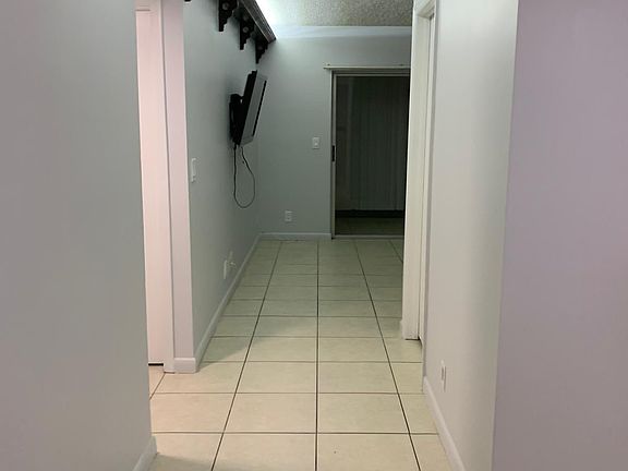 5th image of 644 NW 13th St APT 17