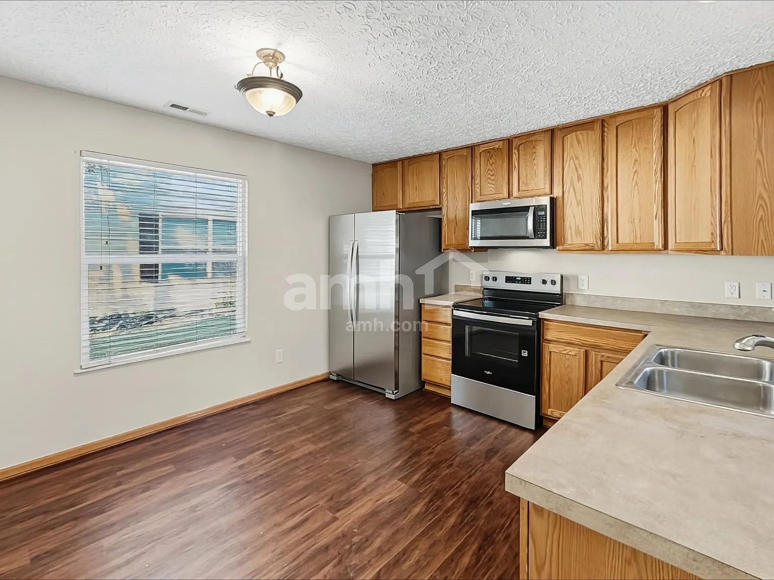 3 bed, 2.5 bath, 1502 sqft, $2,240 — Photo 3